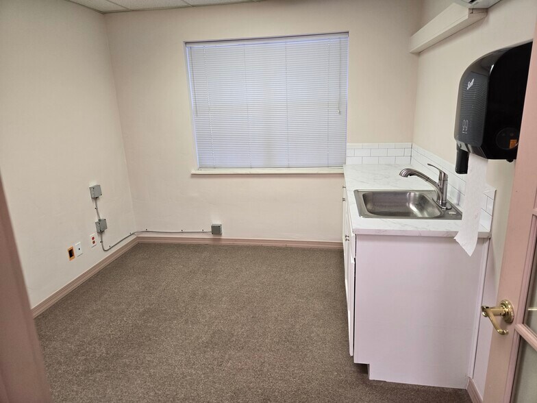 More Photos Of 318 W Highland St, Shawnee Office For Sale