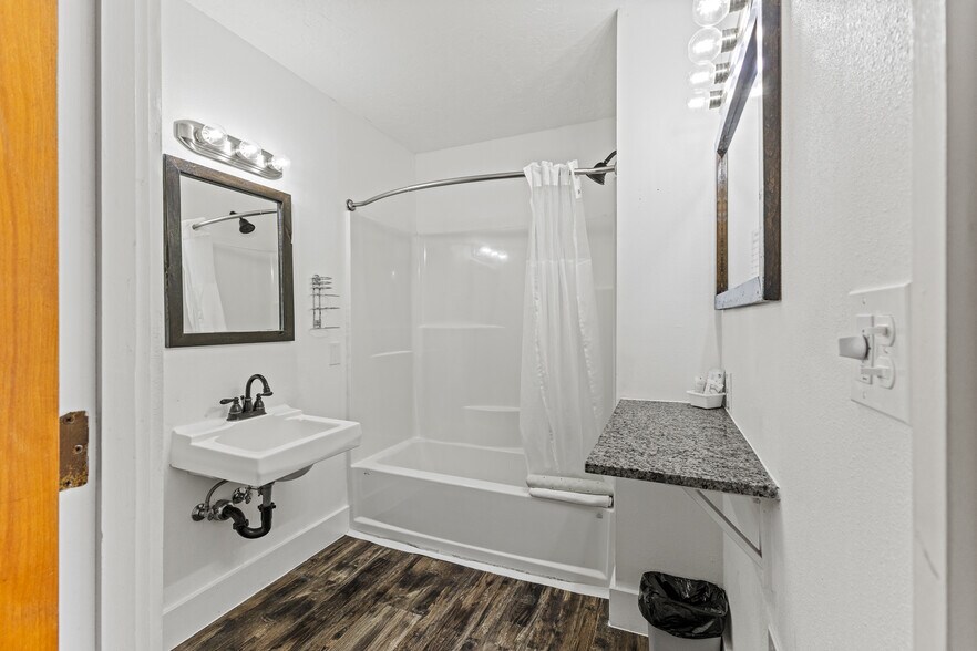 More Photos Of 787 N Central Blvd, Coquille Hotel For Sale