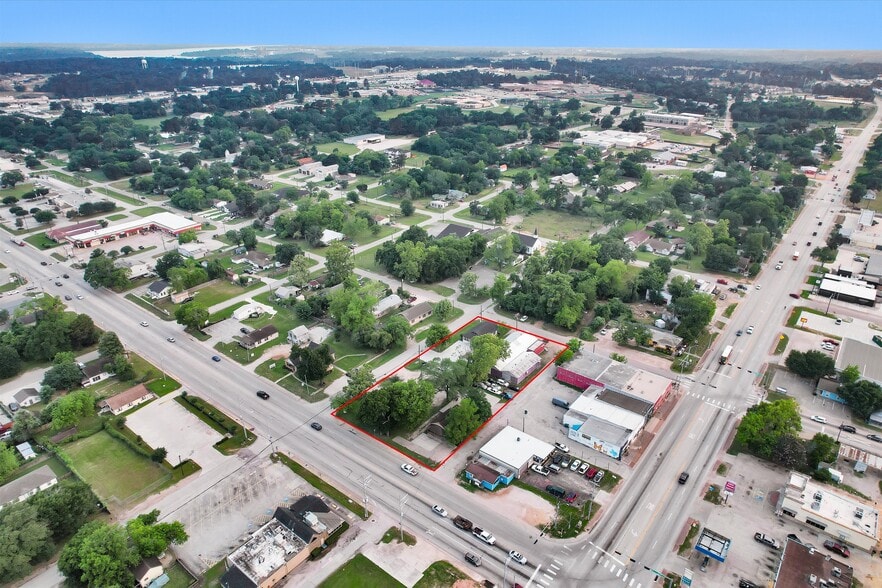 More Photos Of 108 W Montgomery St, Willis Flex For Sale