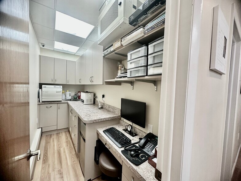 More Photos Of 4 Dearfield Dr, Greenwich Medical For Lease
