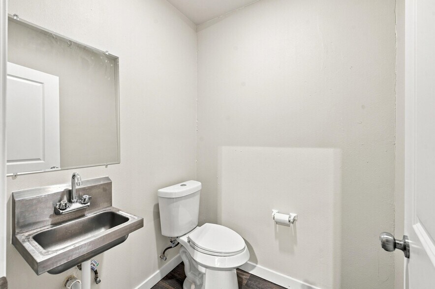 More Photos Of 1440 Cedar Post Ln, Houston Warehouse For Sale