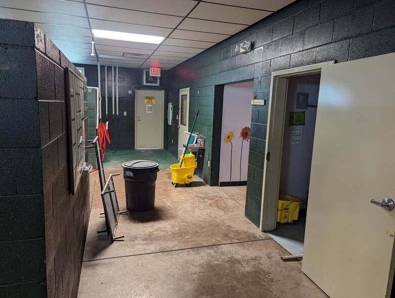 More Photos Of 2608 E Highway 76, Marion General Retail For Sale