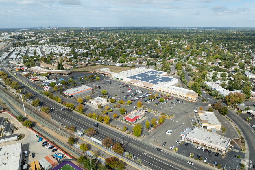 More Photos Of 8391 Folsom Blvd, Sacramento Freestanding For Lease