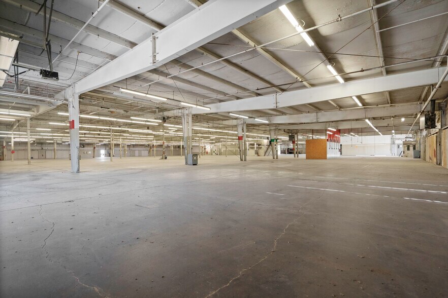 More Photos Of 1674 N Industrial Ave, Ottawa Manufacturing For Sale