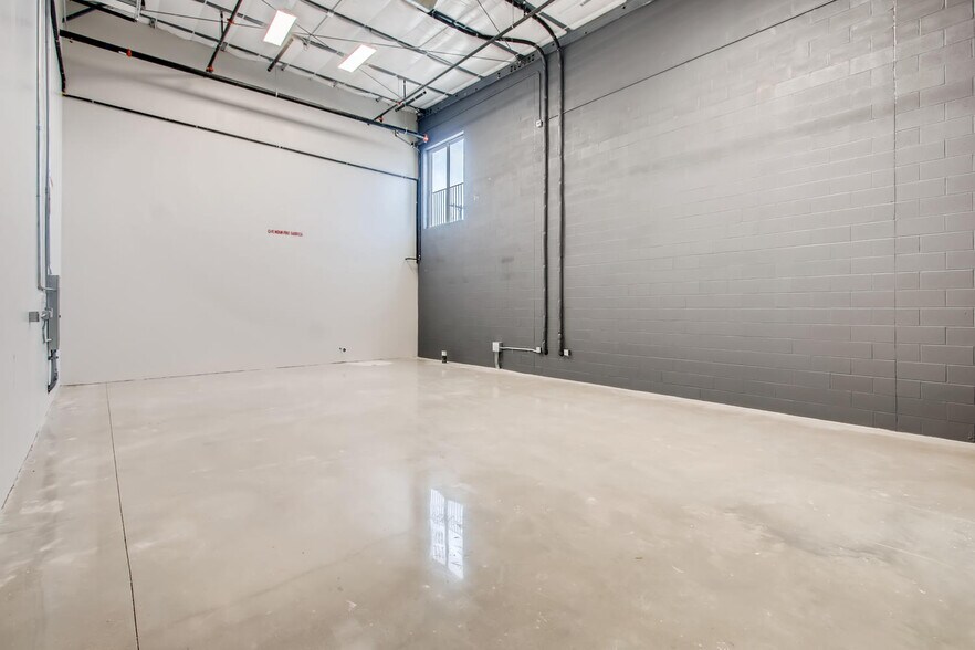 More Photos Of 2100 Double Creek Dr, Round Rock Showroom For Lease
