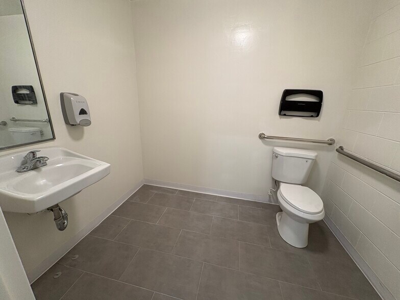 More Photos Of 1850 Cesar Chavez St, San Francisco Service For Lease