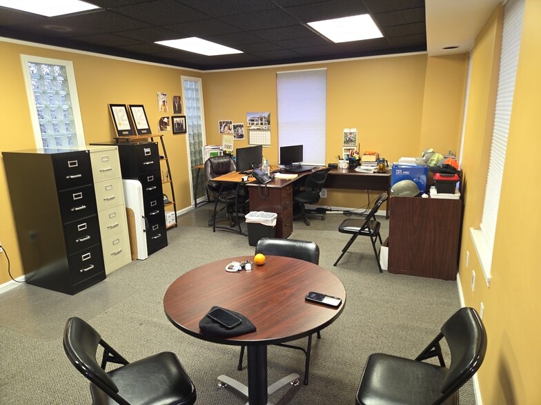 More Photos Of 2808 Douglas St NE, Washington Office For Sale