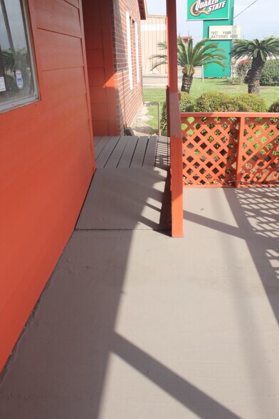 More Photos Of 620 Brazosport Blvd N, Clute Flex For Lease