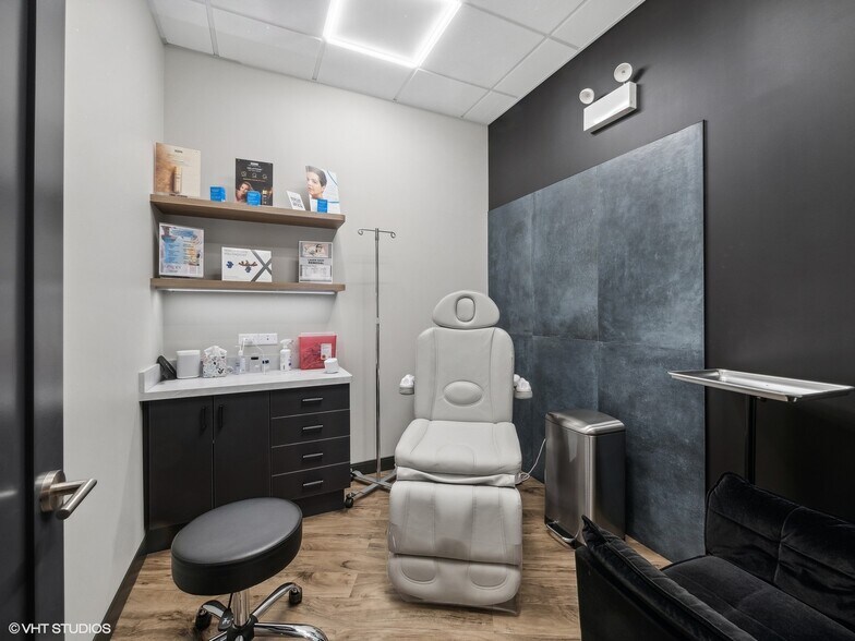 More Photos Of 3916 N Broadway St, Chicago Storefront Retail Office For Sale