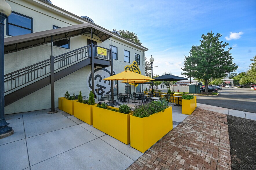 More Photos Of 21050 Southbank St, Sterling Unknown For Lease