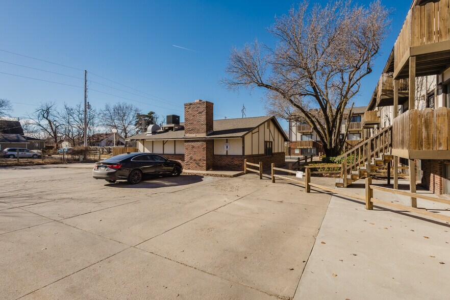 More Photos Of 401 E Avenue A, Hutchinson Apartments For Sale