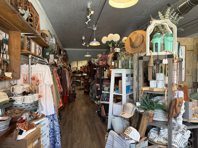 More Photos Of 320 N Main St, Scandinavia Storefront Retail Residential For Sale