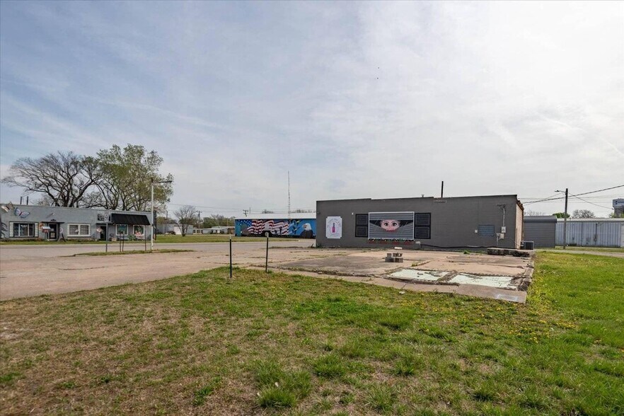 More Photos Of 312 E Cherokee Ave, Nowata Freestanding For Sale