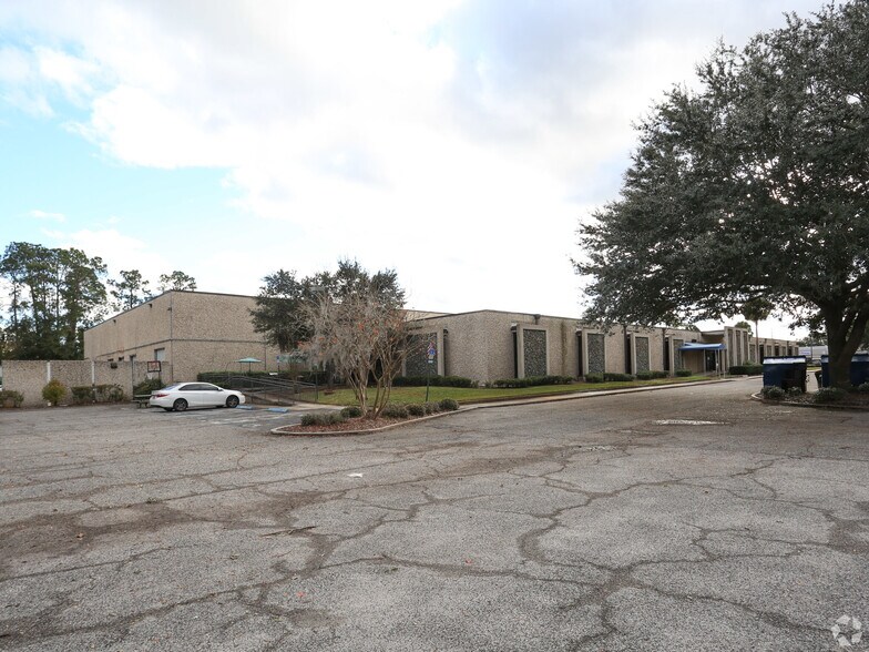 More Photos Of 8230 Baycenter Rd, Jacksonville Warehouse For Lease