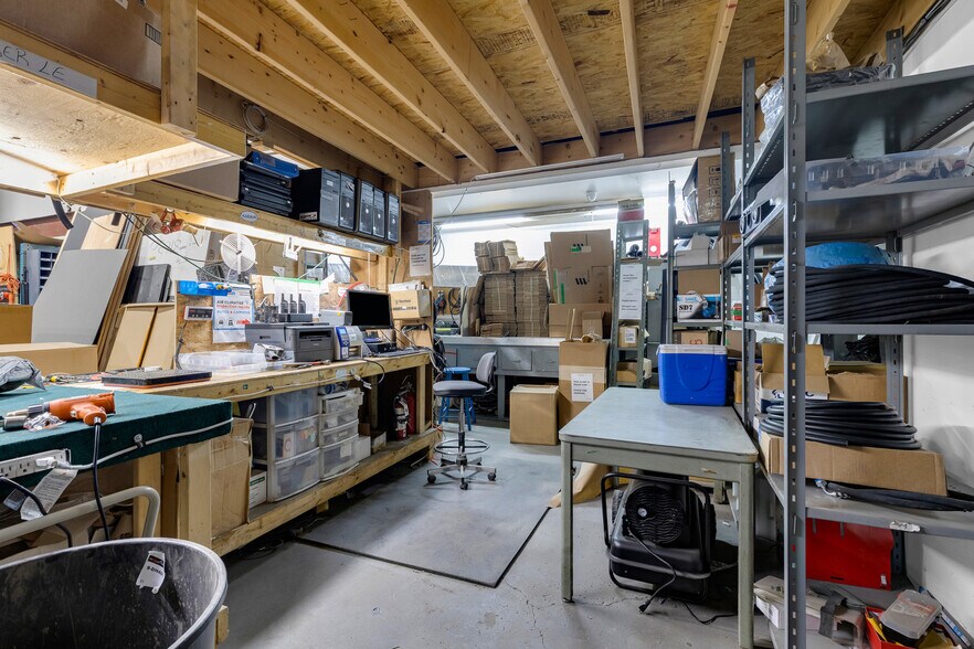 More Photos Of 150 Boul Saint-Martin O, Laval Light Distribution For Lease
