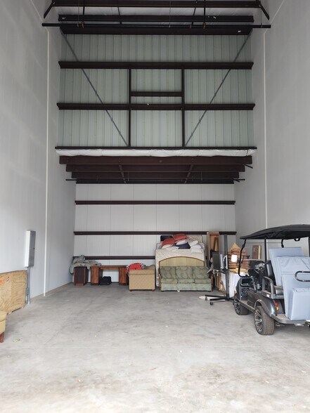 More Photos Of 72 Ulupono 85, Lahaina Warehouse For Sale