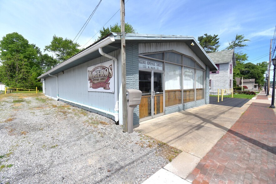 More Photos Of 132 N Main St, Hubbard Freestanding For Sale