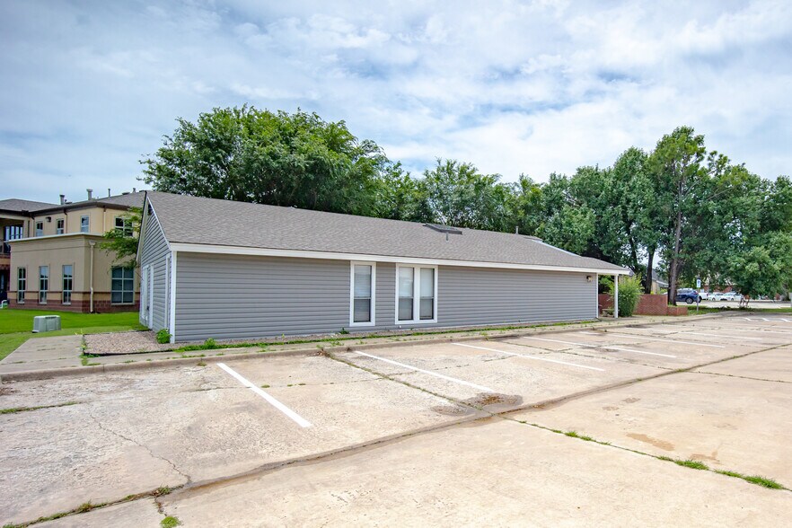 More Photos Of 2400 Tee Cir, Norman Medical For Lease