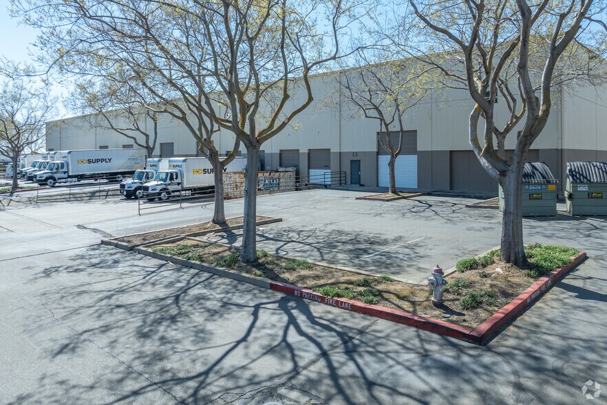 More Photos Of 5961 Outfall Cir, Sacramento Distribution For Lease