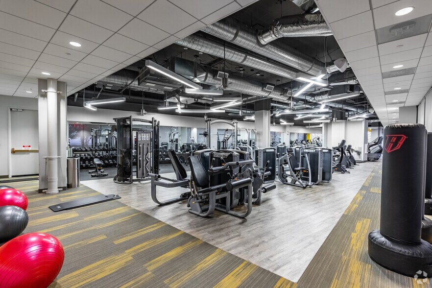 More Photos Of 3 Ravinia Dr, Atlanta Office For Lease