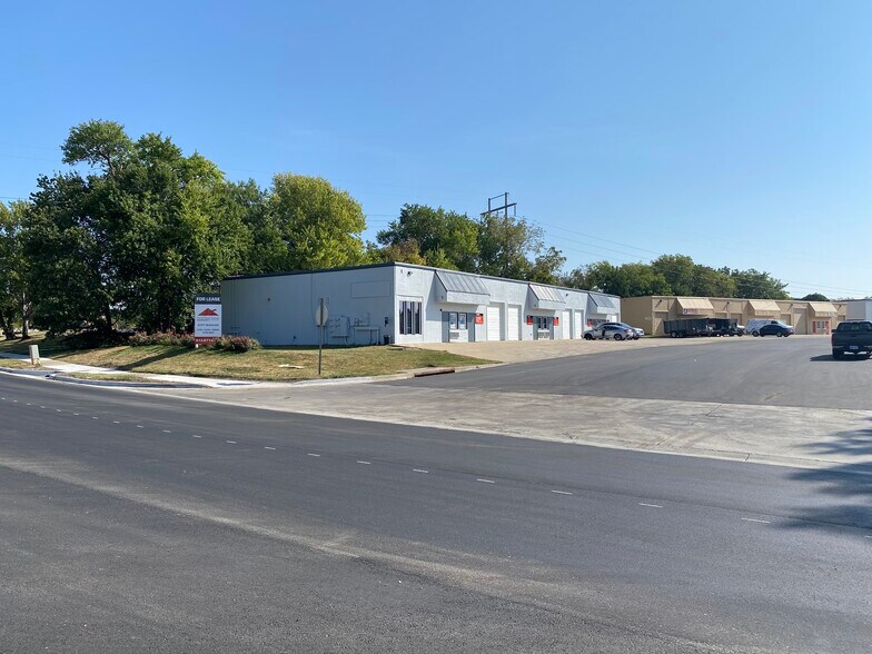 More Photos Of 11505-11511 S Strang Line Rd, Olathe Warehouse For Lease