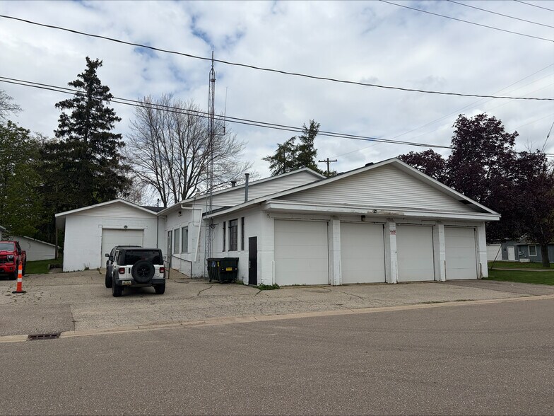 More Photos Of 222 S Maple St, Fennville Office For Sale