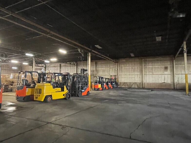 More Photos Of 5570 W 70th Pl, Bedford Park Manufacturing For Lease