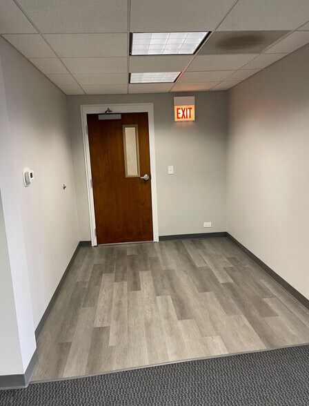 More Photos Of 110 S Hager Ave, Barrington Office For Lease