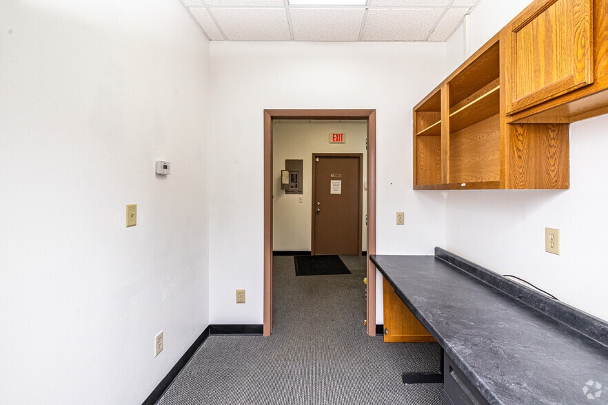 More Photos Of 10040-10046 N Port Washington Rd, Mequon Storefront Retail Office For Lease