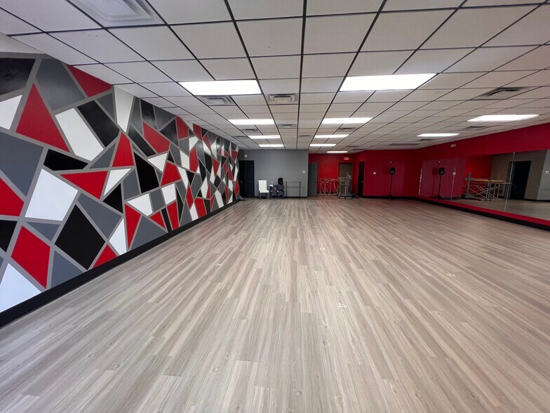 More Photos Of 917-925 Ohio Pike, Cincinnati General Retail For Lease