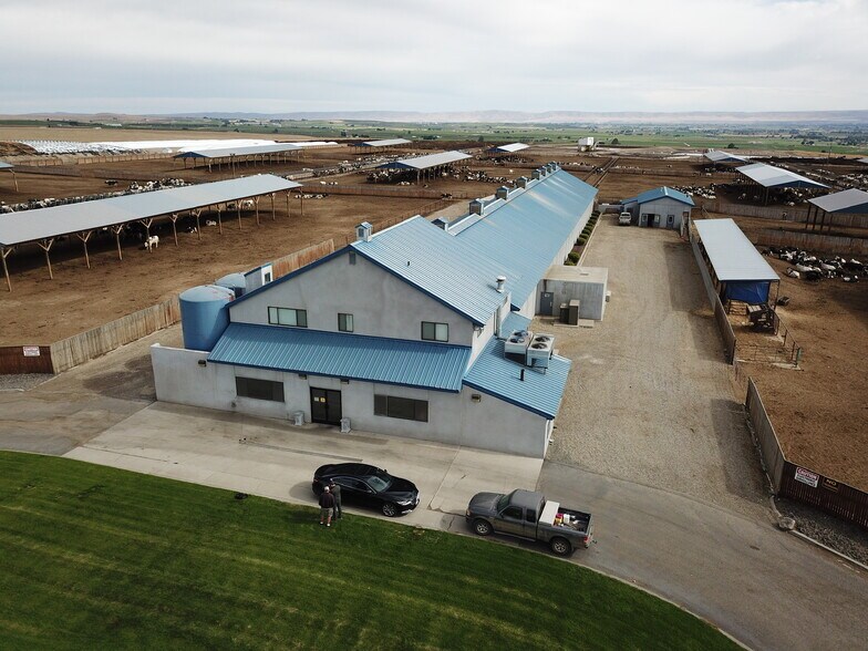 More Photos Of 1400 Lewandowski Rd, Sunnyside Specialty For Sale