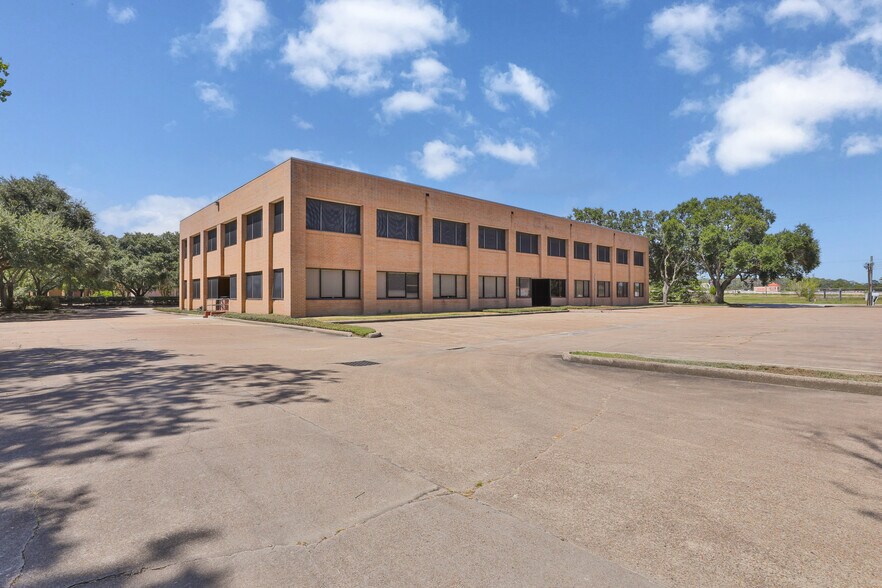 More Photos Of 3828 Hughes Ct, Dickinson Medical For Lease