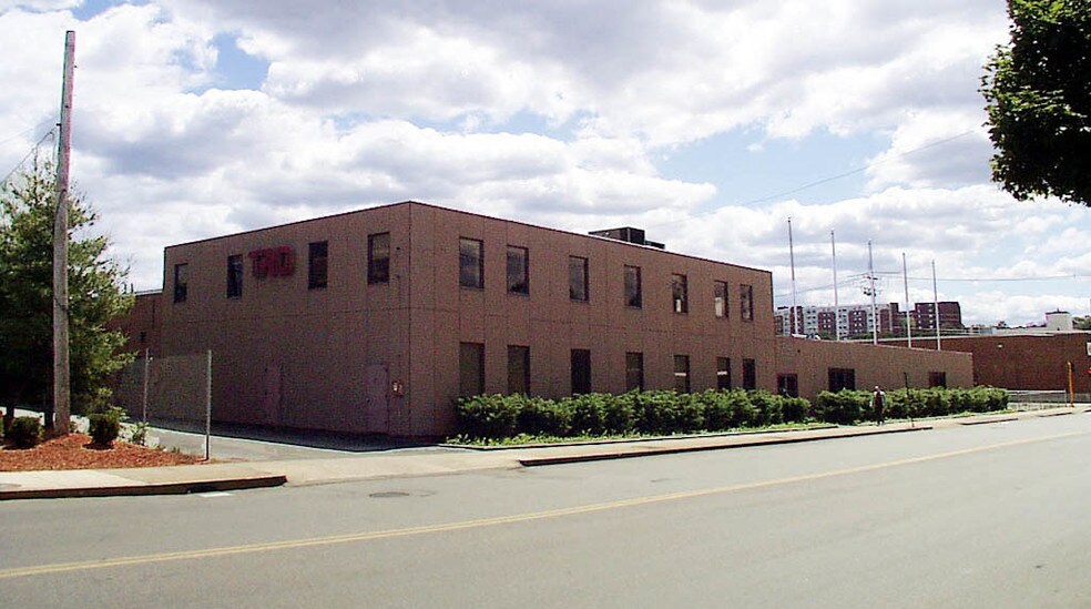 More Photos Of 45-47 Spruce St, Chelsea Light Distribution For Lease