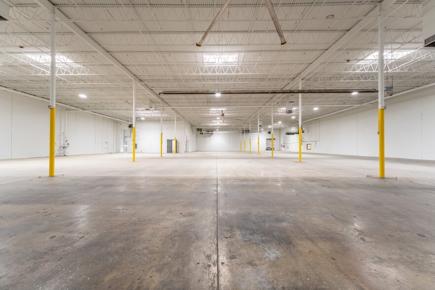 More Photos Of 4404 S Beltwood Pky, Dallas Warehouse For Lease