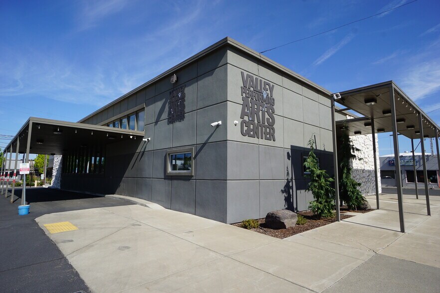 More Photos Of 401 S 7th St, Sunnyside Bank For Sale