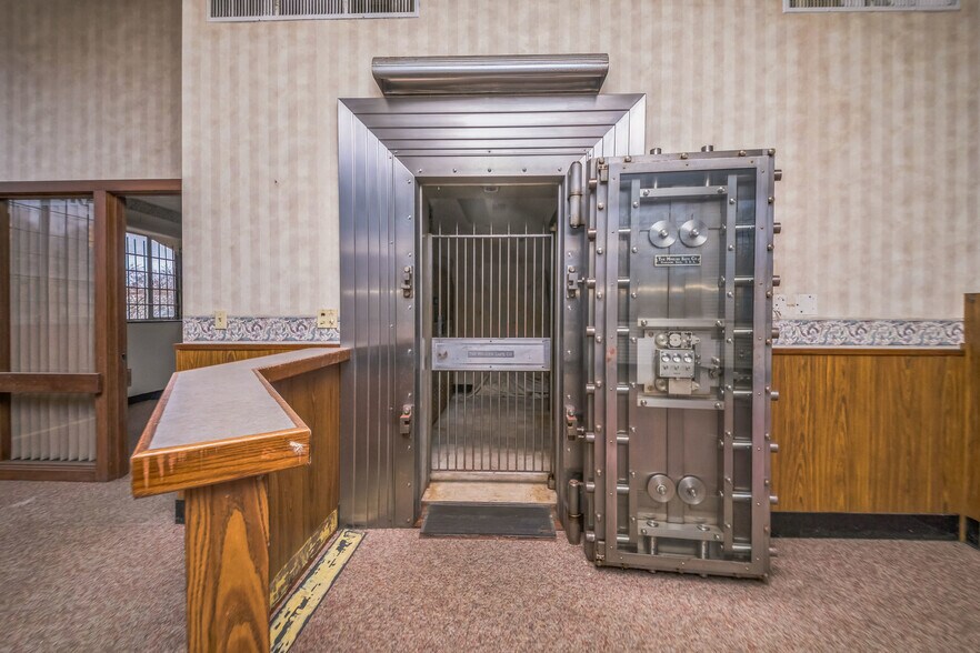 More Photos Of 43 W Laketon Ave, Muskegon General Retail For Sale