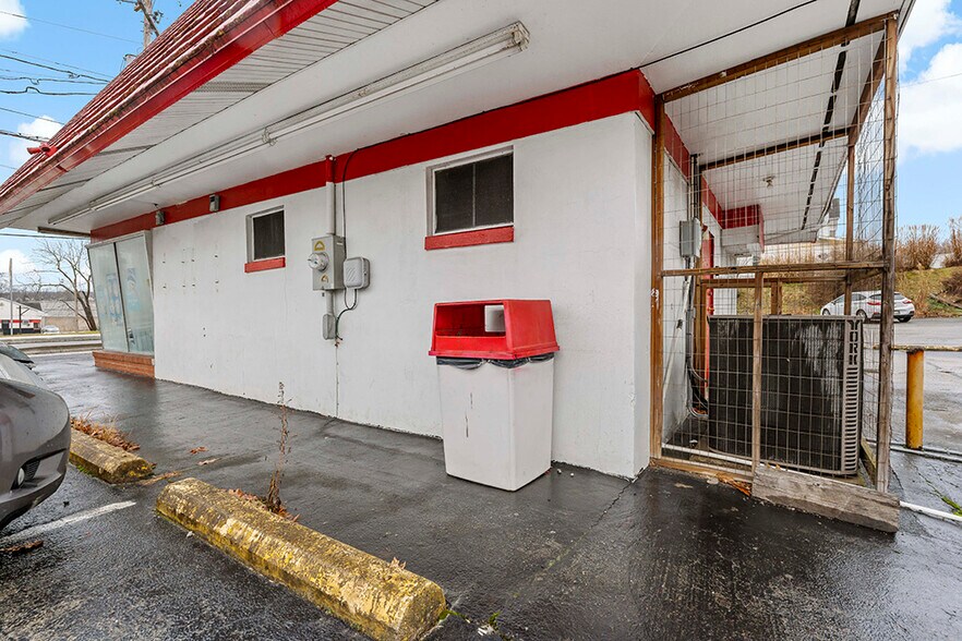 More Photos Of 321 N 4th St, Youngwood Freestanding For Sale