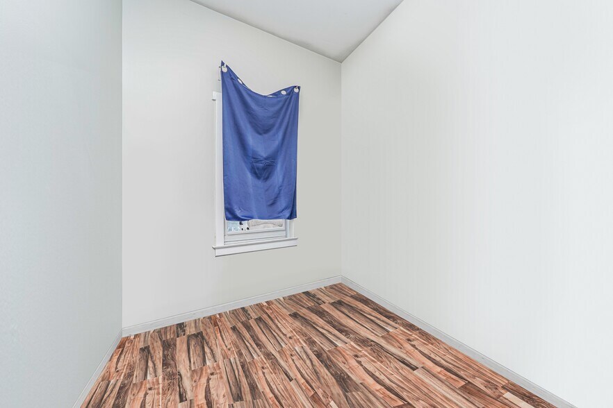 More Photos Of 587 Bay St, Staten Island Storefront Retail Residential For Sale