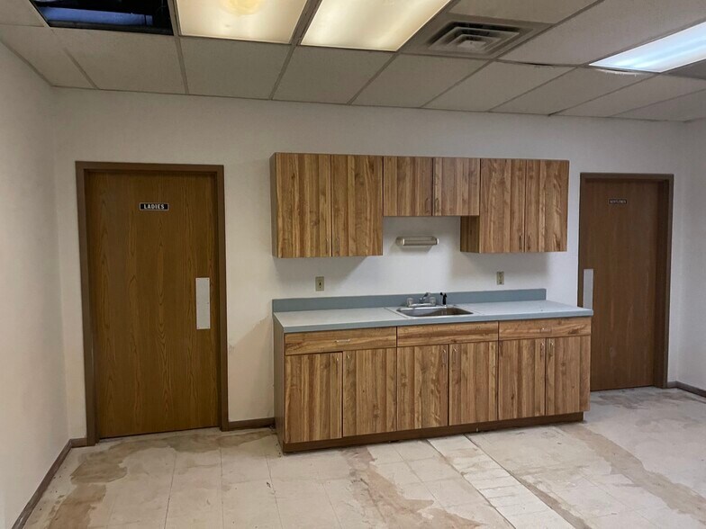 More Photos Of 537 Lincoln Hwy, East McKeesport Storefront For Sale