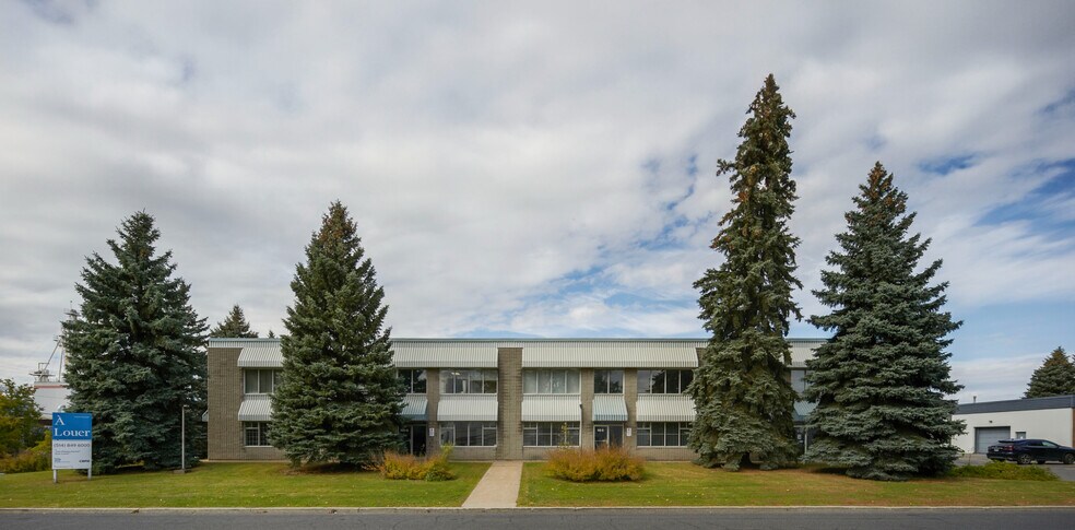 More Photos Of 115 Rue de Vaudreuil, Boucherville Light Distribution For Sale