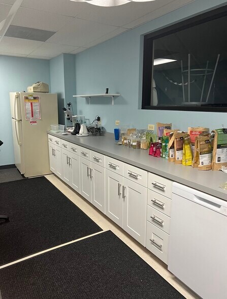 More Photos Of 253 Commerce Dr, Grayslake Warehouse For Sale