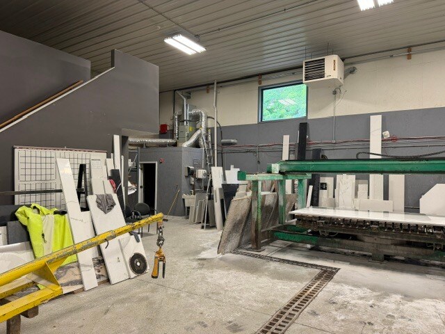 More Photos Of 906 Geneva St, Shorewood Warehouse For Lease