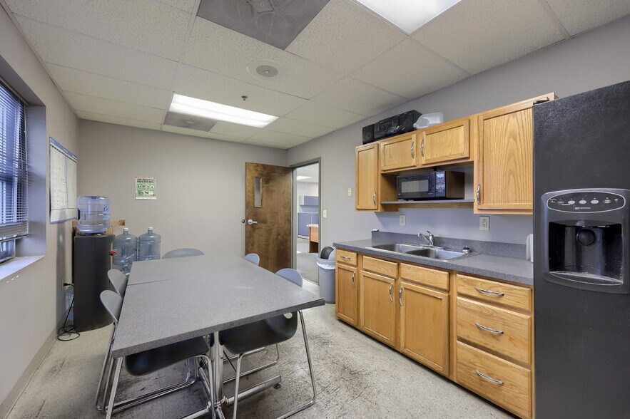 More Photos Of 300 Commerce Dr, New Holland Distribution For Lease