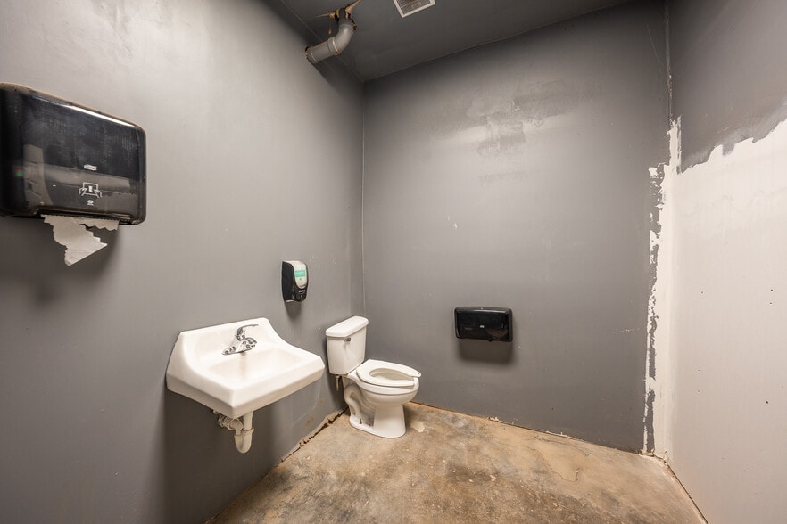 More Photos Of 2722-2724 Texas Ave, Lubbock Warehouse For Sale