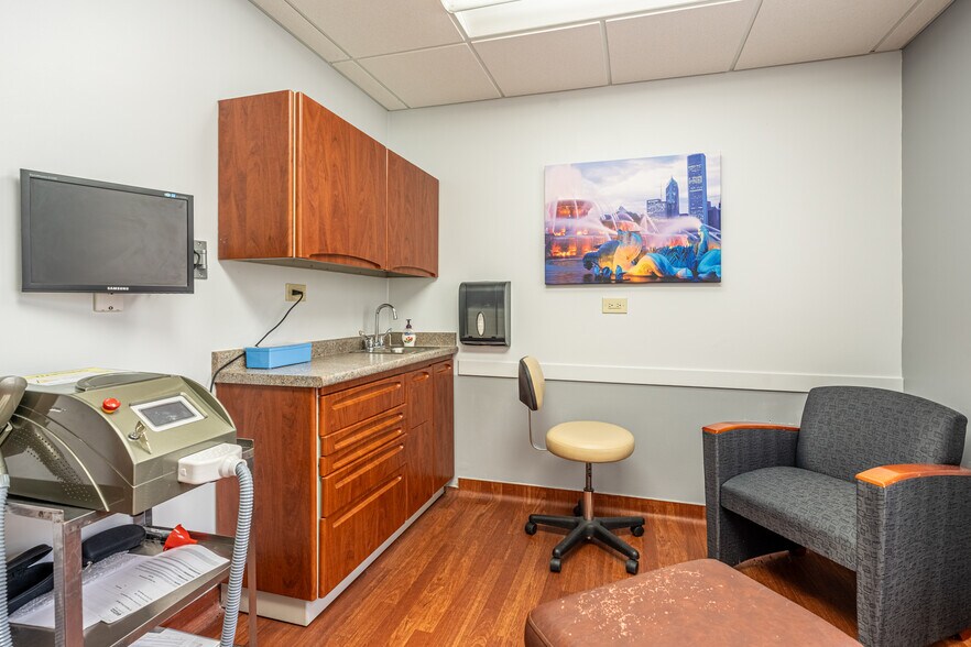 More Photos Of 401 N York St, Elmhurst Medical For Lease