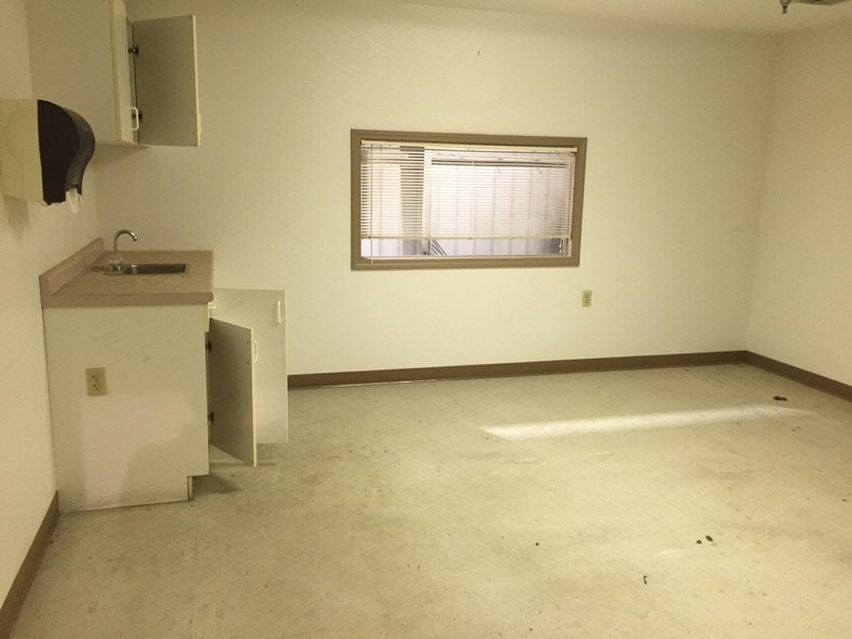 More Photos Of 400 N Harvey St, Seminole Manufacturing For Lease