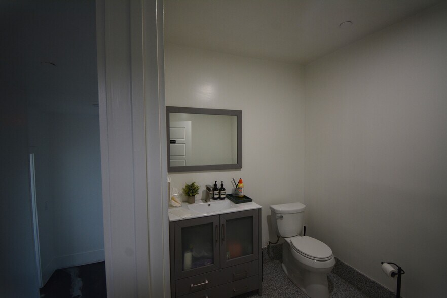 More Photos Of 8400 Sovereign Row, Dallas Distribution For Sale