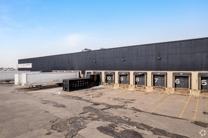 More Photos Of 2750 Av Francis-Hughes, Laval Warehouse For Lease
