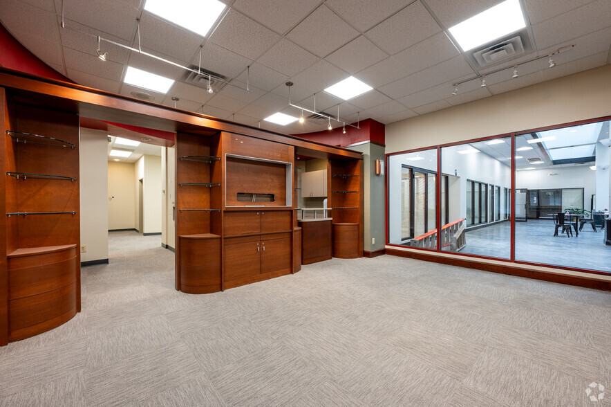 More Photos Of 1106 Meridian St, Anderson Office For Lease