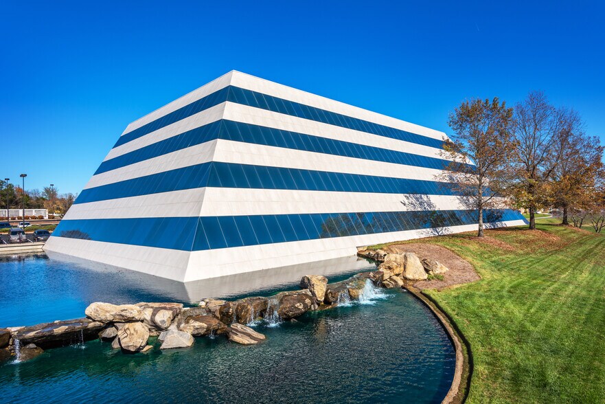 More Photos Of 9144 Arrowpoint Blvd, Charlotte Unknown For Lease